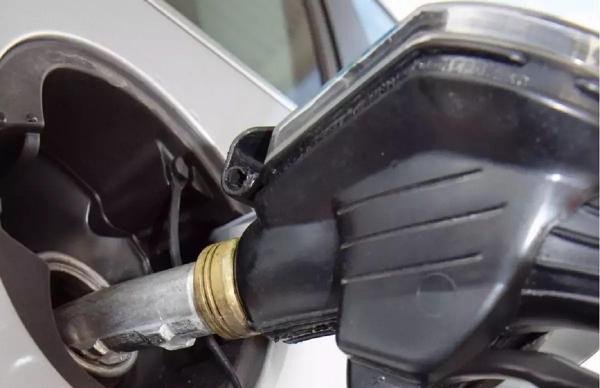 Preţurile la carburanţi sunt în creştere, faţă de cele afişate în ziua precedentă