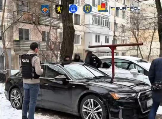 Fraudă prin metoda "Investiția". Imaginile spectaculoase cu prinderea escrocilor