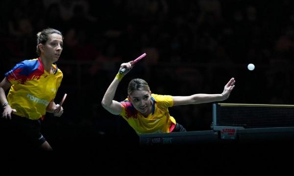 Eliza Samara şi Bernadette Szocs în timpul unui meci