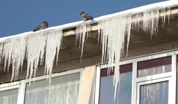 Avertisment IGSU după ninsorile și gerul din ultimele zile. Ce riscuri aduc zăpada și gheața depusă