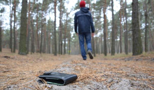 Trei adolescenţi din Neamţ, anchetaţi după ce au agresat un tânăr de 16 ani. L-au forţat să le dea 100 de lei