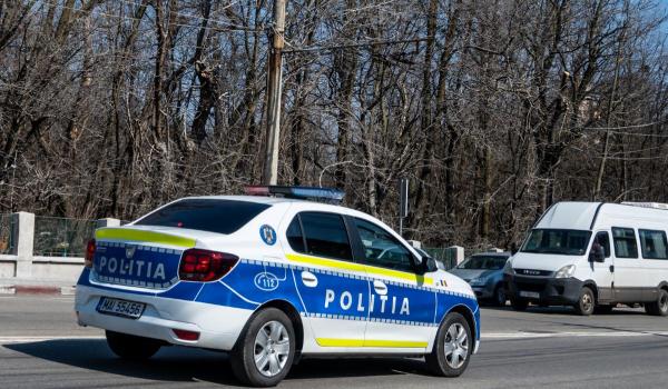 Ieşean atacat cu furci şi topoare după ce a ajutat poliţia. Agresorii au dat buzna în curte, în miez de noapte