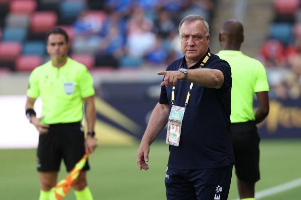 Dick Advocaat şi-a dat demisia din funcţia de selecţioner al statului Curacao