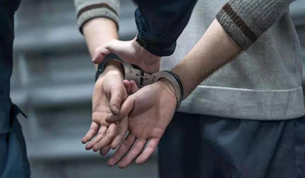 Un bărbat din Capitală a fost reţinut de poliţişti pentru tentativă de omor după ce şi-a înjunghiat soţia