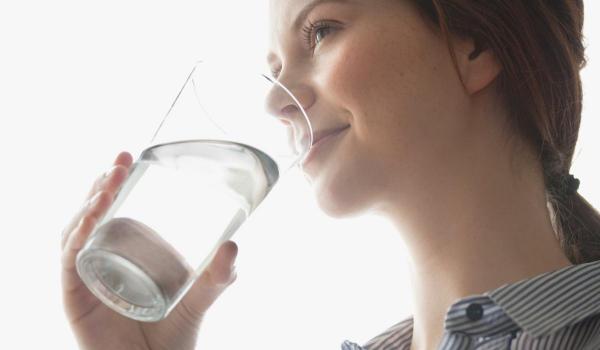 Consumul de apă caldă, benefic pentru organism sau nu? Mai mulţi medici explică ce este dovedit şi ce este mit