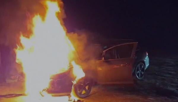 O maşină în care se aflau doi adulţi şi un copil a luat foc în mers, în Caraş-Severin