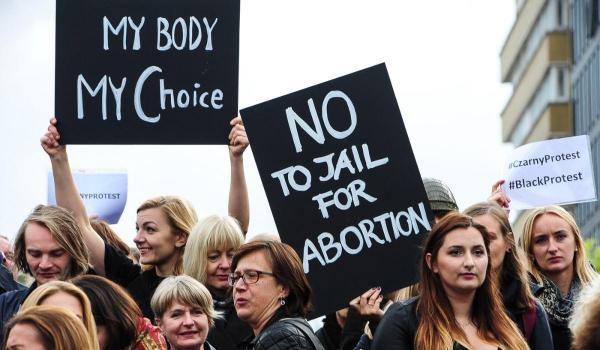 Victorie pentru femeile europene. Fondurile UE pot fi folosite pentru sprijinirea accesului la avort sigur