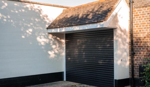 Un român şi-a disperat vecinii din UK, după ce şi-a ridicat un garaj imens lângă casa de 685.000 €