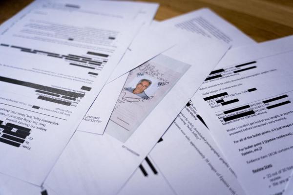 Marea Britanie anchetează dacă au fost folosite bazele aeriene pentru trafic de tinere în scandalul Epstein