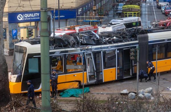 Un mort şi zeci de răniţi, după ce un tramvai a deraiat în Milano