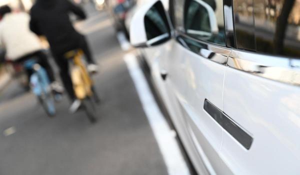 China interzice mașinile electrice cu mânere retractabile, iconice pentru Tesla, din motive de siguranță