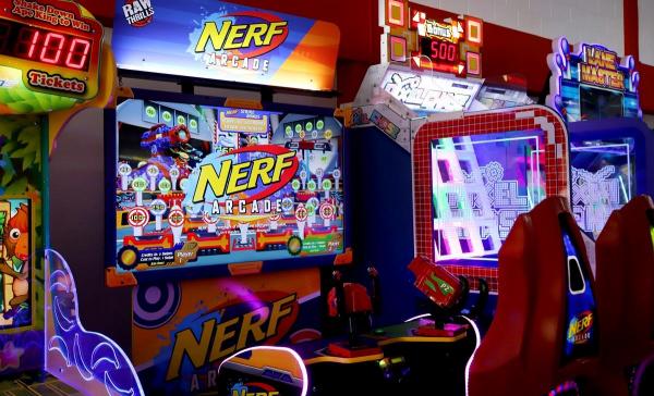 Scandal la o sală de jocuri din Râmnicu Vâlcea. Doi bărbați, refuzați la intrare pentru că erau beţi