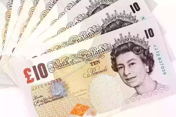 Leul românesc pierde teren important în raport cu lira sterlină