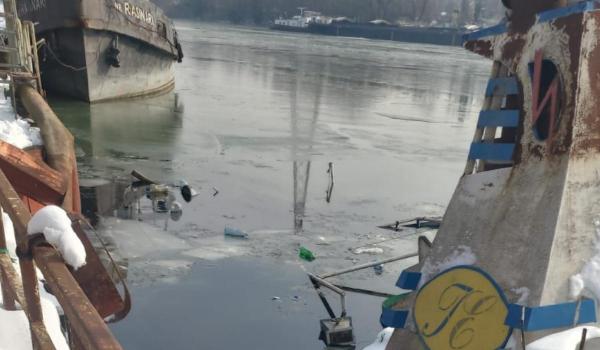 Poluare pe Dunăre cu ulei şi carburant, în zona Giurgiu, după scufundarea unei nave. Anunţul Apelor Române