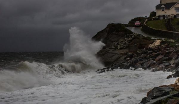 Satul de la malul mării, abandonat peste noapte de localnici. O singură femeie a ales să rămână