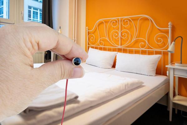 Cameră ascunsă într-o cameră de hotel
