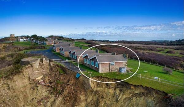 Cu cât se vinde o casă aflată la marginea prăpastiei.  Agenţie imobiliară: "O oportunitate rară"