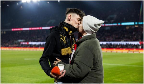 Arbitru german, atacat după ce şi-a cerut iubitul în căsătorie în timpul unui meci din Bundesliga