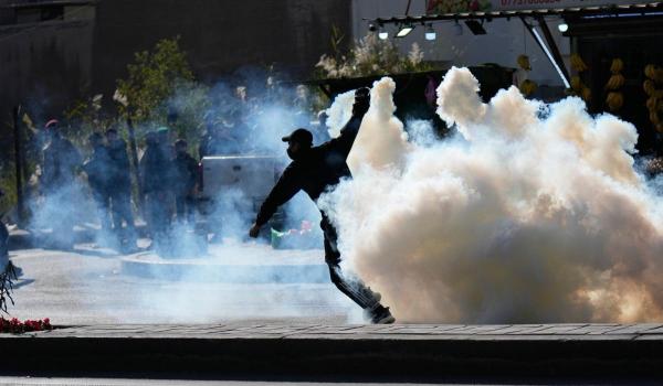 Sute de manifestanţi au încercat să atace ambasada SUA la Bagdad, după moartea lui Ali Khamenei