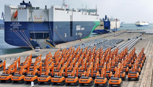 Exporturile Chinei au crescut cu aproape 22% la începutul lui 2026, în pofida taxelor vamale americane