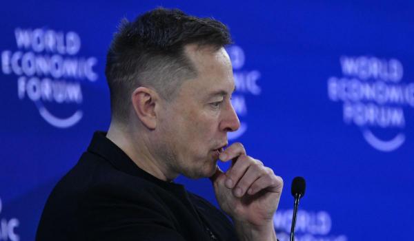 Elon Musk rămâne cel mai bogat om de pe planetă şi se apropie de pragul de "trilionar"