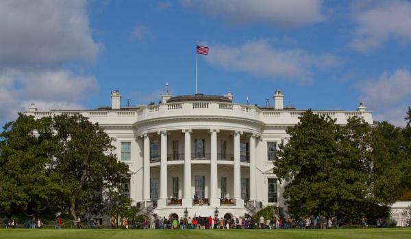 Un şofer a intrat cu duba în poarta Casei Albe. Este interogat de Serviciile Secrete ale SUA