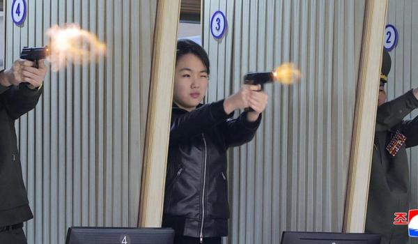 "Cultivă imaginea unei femei de temut". Phenianul publică imagini cu fiica lui Kim Jong Un trăgând cu arma