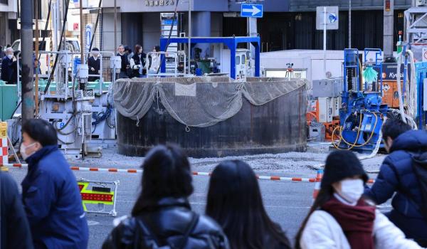 Un cilindru cât un bloc de 4 etaje a ieşit brusc din pământ şi a dat peste cap traficul dintr-un oraş japonez