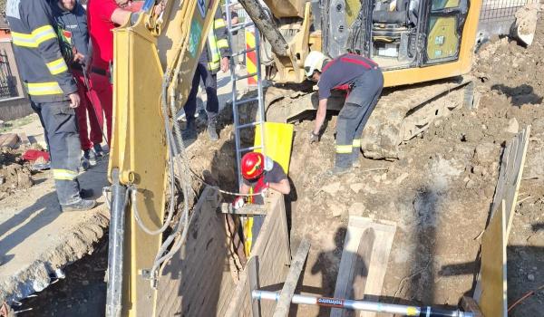 Un bărbat a murit în judeţul Satu Mare după ce un mal de pământ s-a prăbuşit peste el