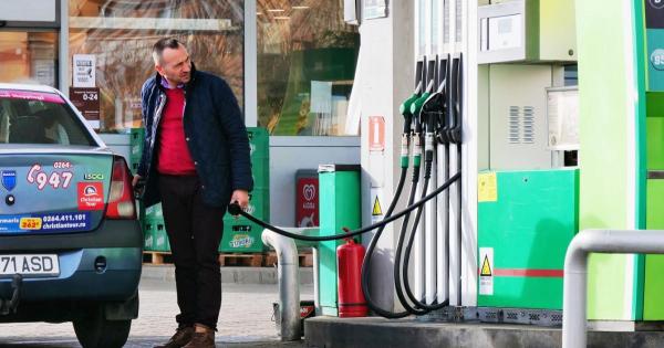 A 8-a scumpire a carburanţilor în 14 zile. România vrea să plafoneze preţurile: cine ia decizia finală