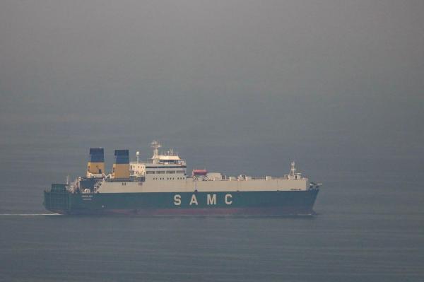 O navă cargo traversând strâmtoarea Ormuz, pe 15 martie