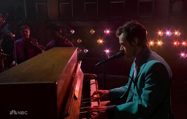 Harry Styles a cântat cu Orchestra Naţională Simfonică a României la Saturday Night Live