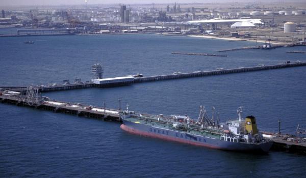 Peste o mie de nave blocate lângă Strâmtoarea Ormuz. Iran permite accesul anumitor nave