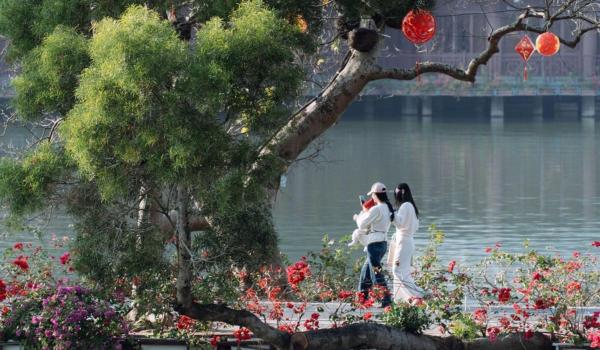 O universitate din China îndeamnă studenții să "se bucure de flori, să se îndrăgostească"