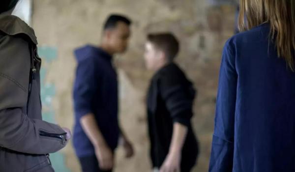 Liceu din Iaşi, obligat să-i plătească daune morale de 20.000 € unui elev, după o bătaie în sala de sport