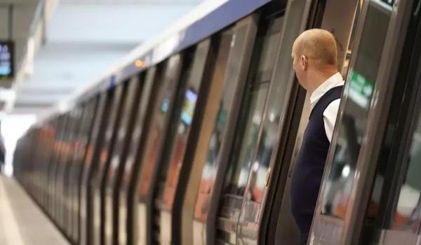 Circulația metrourilor, afectată temporar la Piața Unirii 2 după ce uşa unui tren s-a defectat