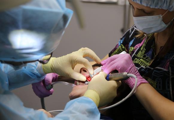 Cât de des mergem la dentist. Medic: Românii merg la stomatolog doar când îi doare