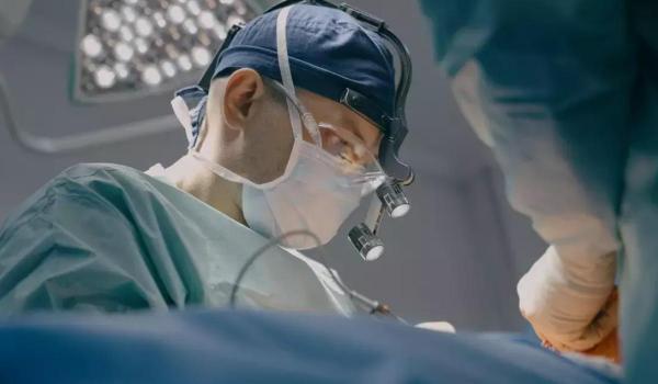 Cum a reuşit un bărbat să trăiască două zile fără plămâni. Intervenţia care i-a salvat viaţa