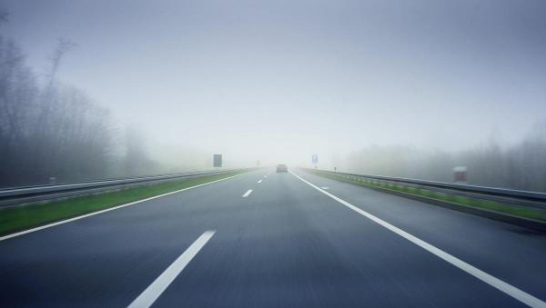 Porţiuni de drumuri din întreaga ţară sunt afectate de ceaţă luni, 2 martie 2026