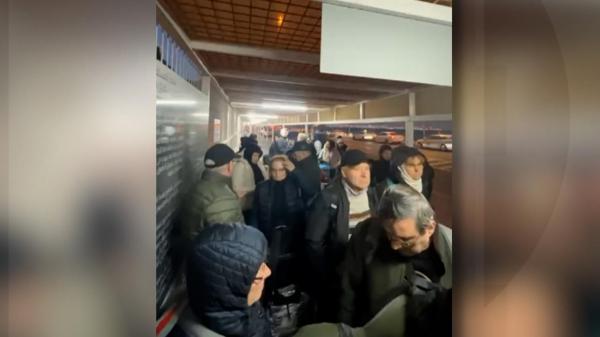 EXCLUSIV. Românii evacuaţi prin Egipt povestesc prin ce au trecut: taxe peste taxe şi bunuri furate din bagaje