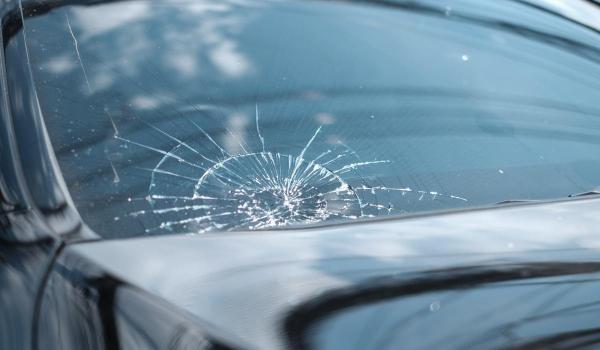 Cât plătești dacă circuli cu parbrizul crăpat