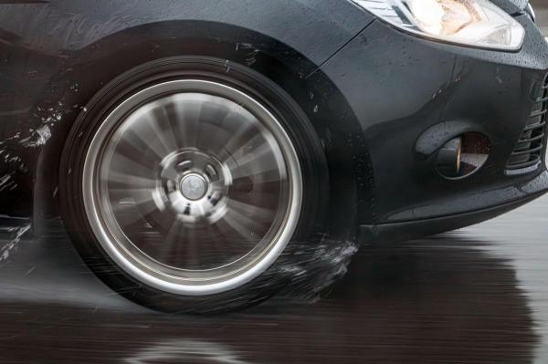 Plouă şi avem carosabil umed pe Autostrăzile A1 şi A0