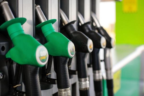 "Ajungem la 11 lei săptămâna viitoare". Analist fiscal, despre scenariile privind preţurile carburanţilor