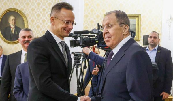 Ministrul ungar de Externe recunoaşte că vorbeşte des cu Serghei Lavrov în timpul reuniunilor UE