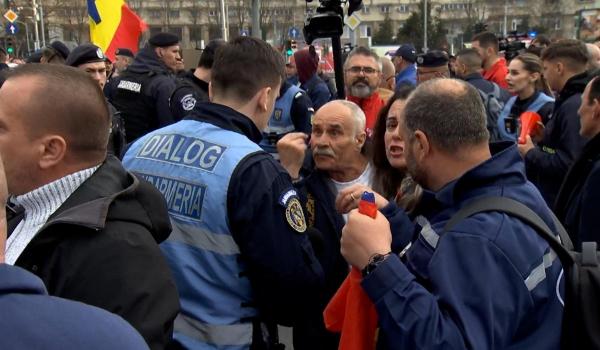 Îmbrânceli între jandarmi şi mineri la protestul de la Guvern