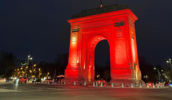 Arcul de Triumf, iluminat în roşu pentru a marca Ziua Mondială de Luptă Împotriva Turberculozei
