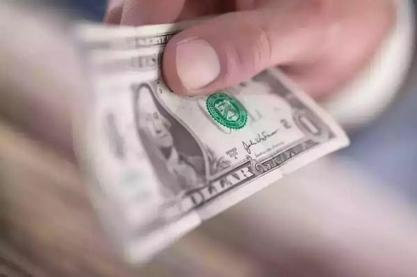 Leul românesc pierde teren important în raport cu dolarul american