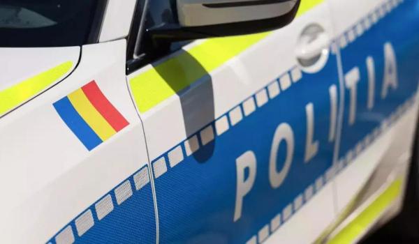 Momentul în care doi elevi se iau la bătaie în curtea unei şcoli din Alba Iulia, sub privirile colegilor