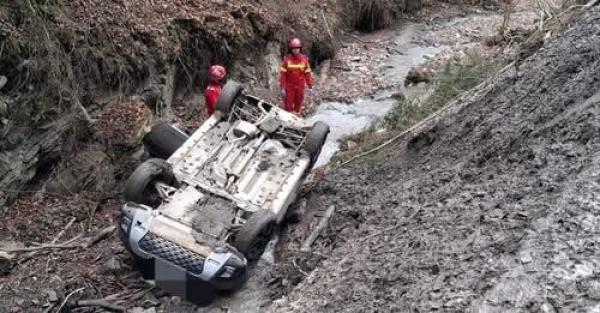 A murit, după ce a căzut cu maşina într-o râpă din Neamţ