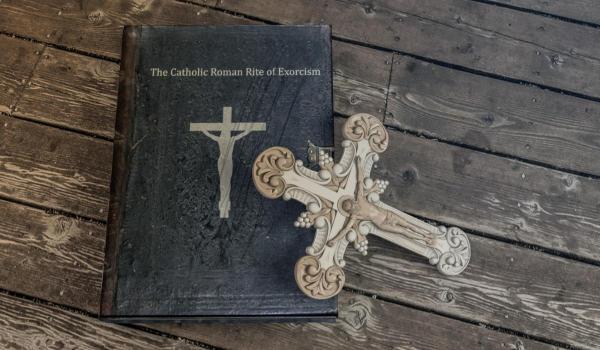 Creştere spectaculoasă a cererii de exorcişti: "Oamenii de astăzi nu cred că acțiunile lor au consecințe"